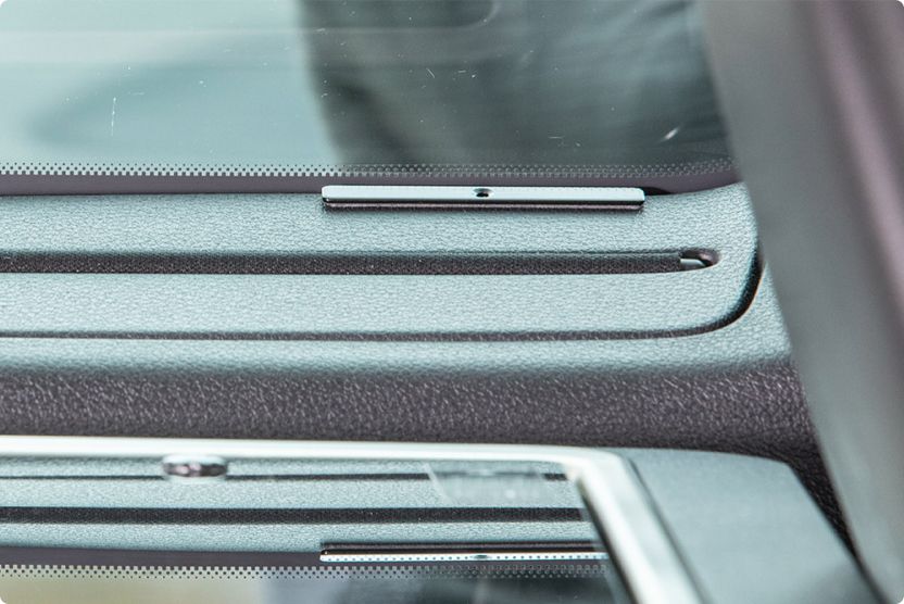 Opgeplakte metalen pad op het dashboard
