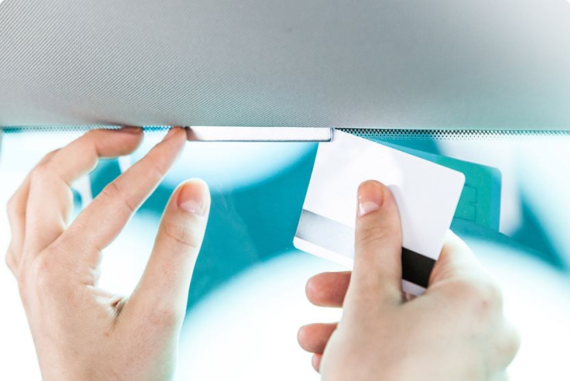 Metalen pad wordt met een plastic pasje verwijderd